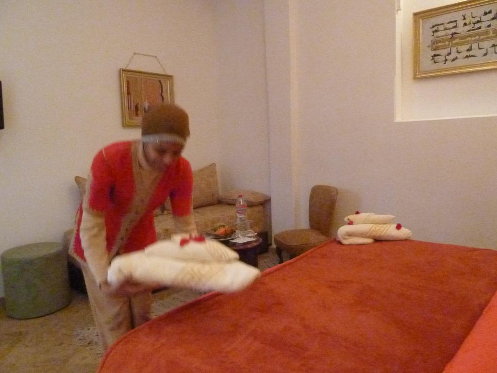 Riad Viva Марракеш Екстер'єр фото A chambermaid making a bed